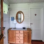 Stunning Home In Skiftun With House Sea View * Nesvik