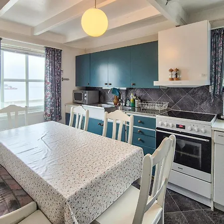 Cozy In Skiftun With House Sea View Ferienhaus