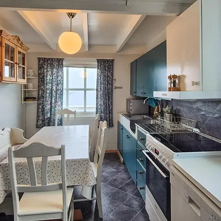 Cozy In Skiftun With House Sea View Nesvik