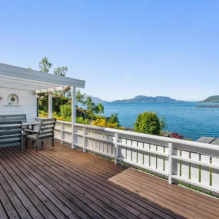 Stunning Home In Skiftun With House Sea View Nesvik
