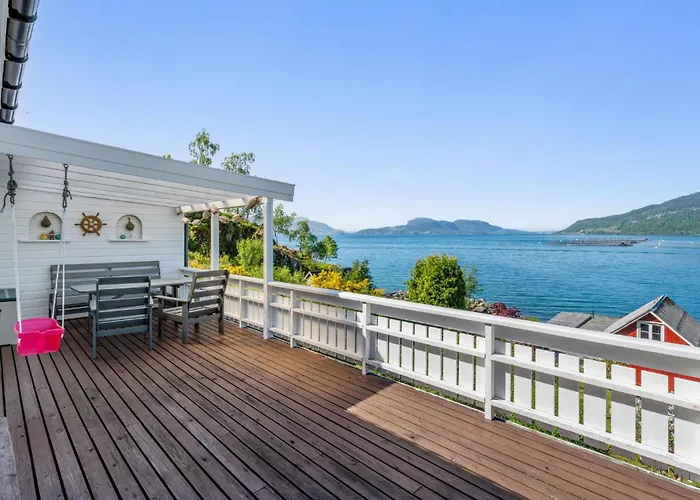 Awesome In Skiftun With House Sea View Nesvik