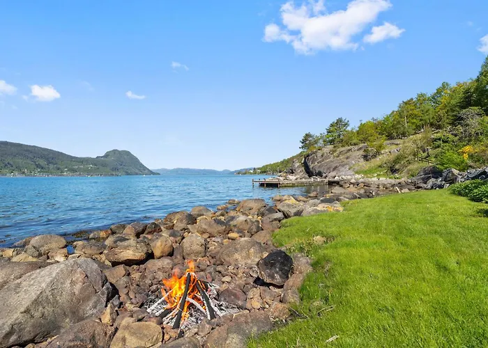 Awesome In Skiftun With House Sea View * Nesvik