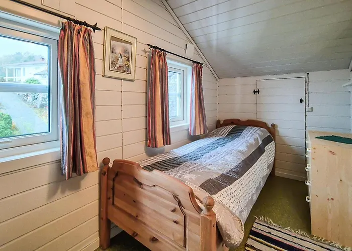 Awesome In Skiftun With House Sea View Nesvik