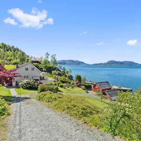 Semesterbostad Awesome In Skiftun With House Sea View